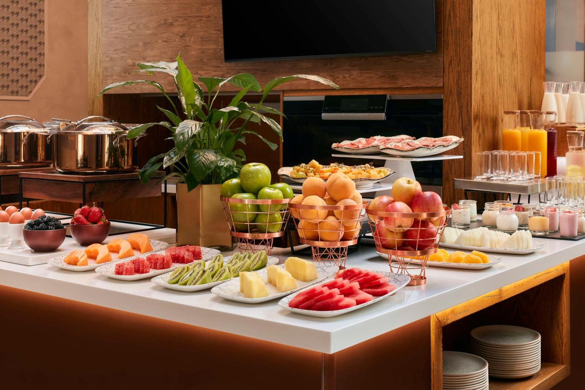 Nh Collection Madrid Palacio De Tepa Exterior photo A fruit buffet