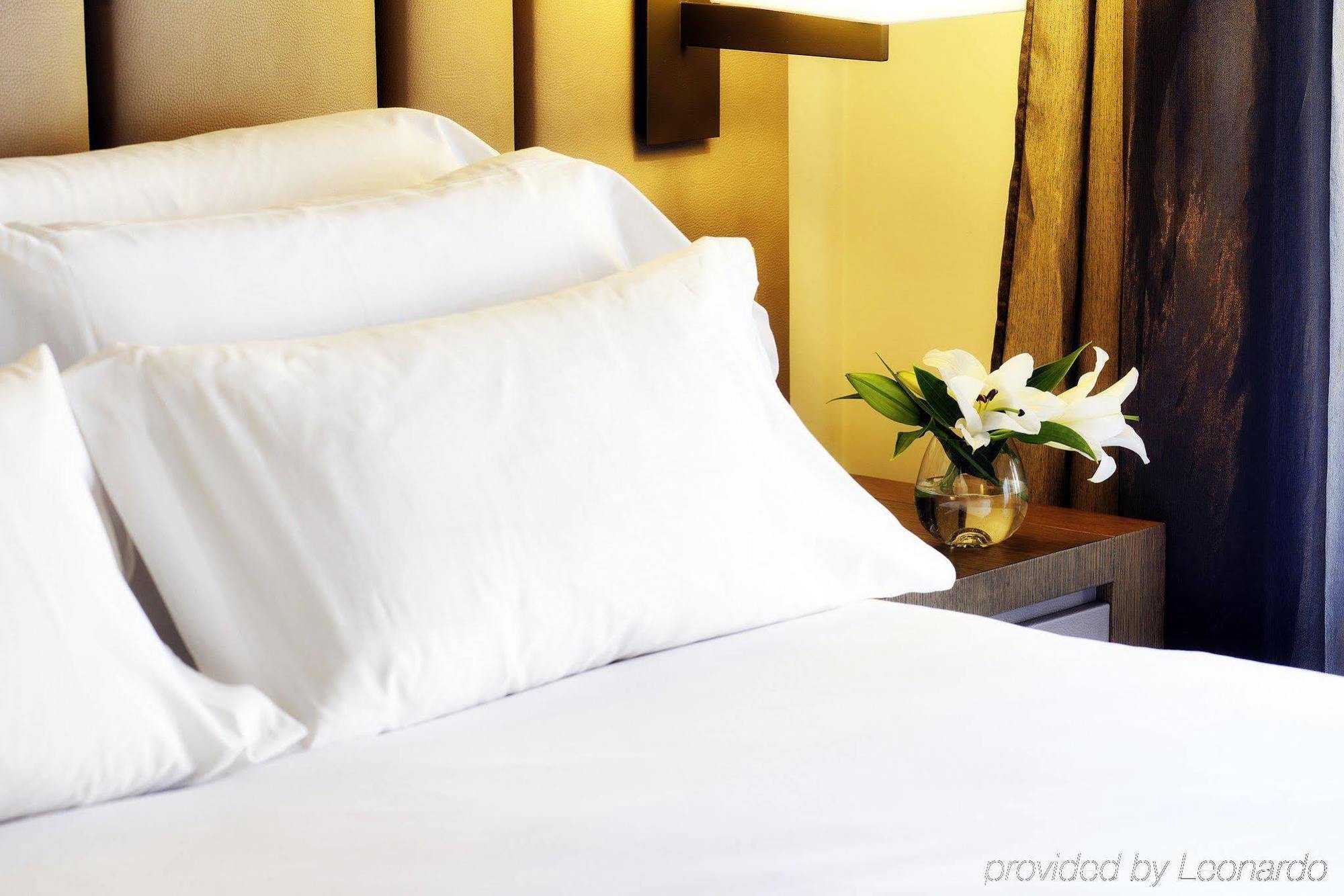 Nh Collection Madrid Palacio De Tepa Exterior photo A pillow